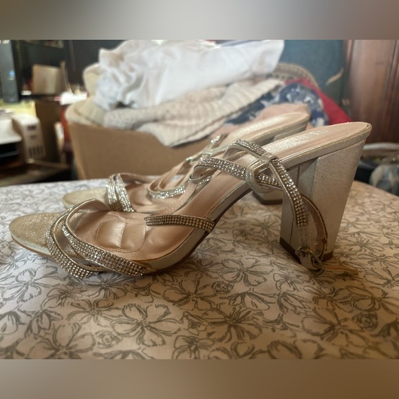 SILVER DE BLOSSOM COLLECTION HEELS - Picture 2 of 3